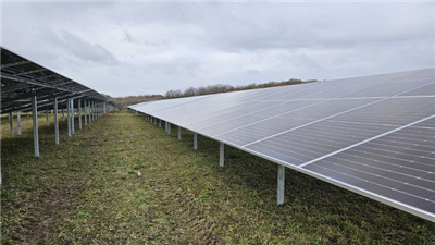 Stały, uchylny system mocowania do pali z podwójną kolumną, montowany na ziemi